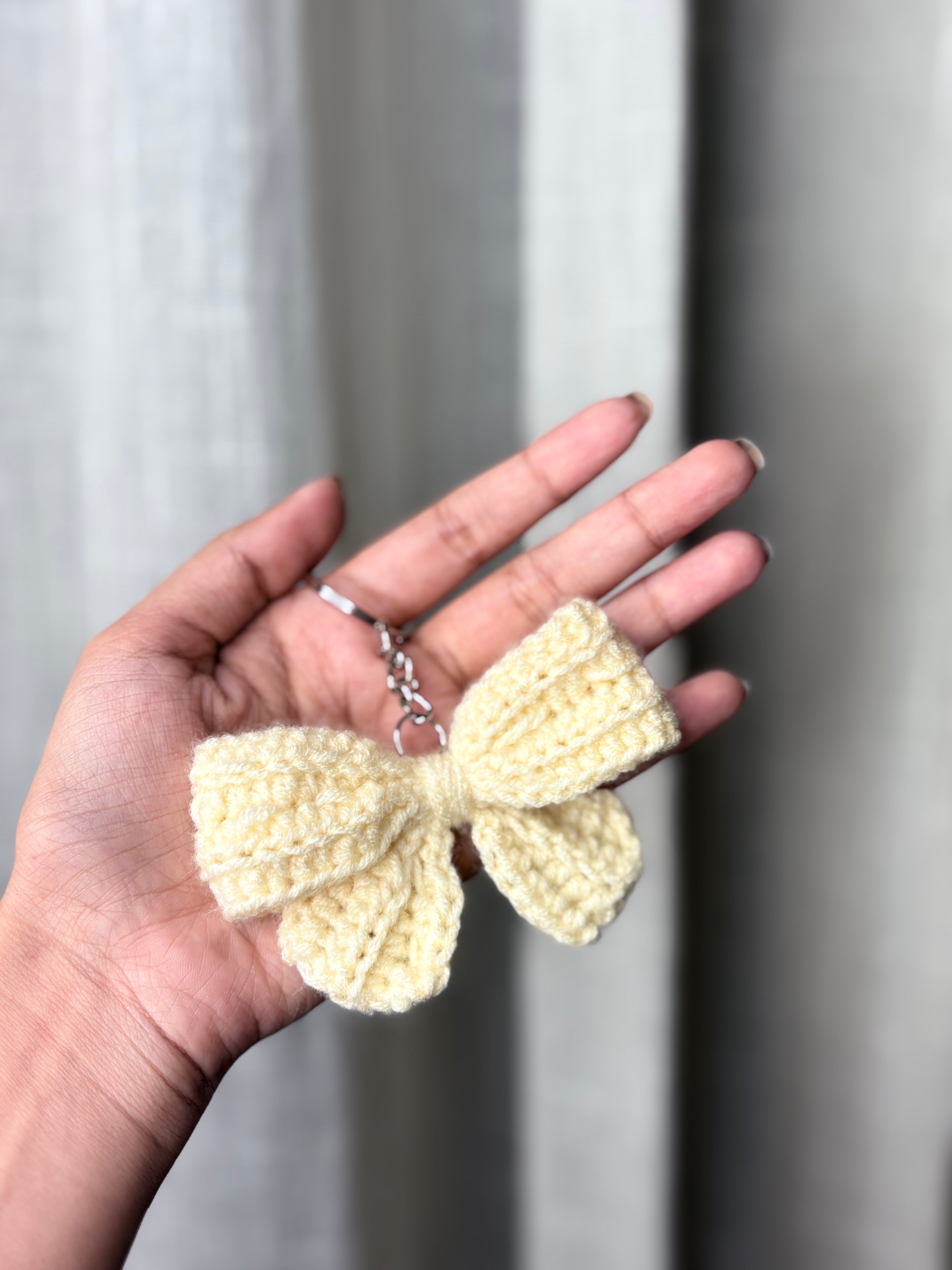 Off whit bow keychain